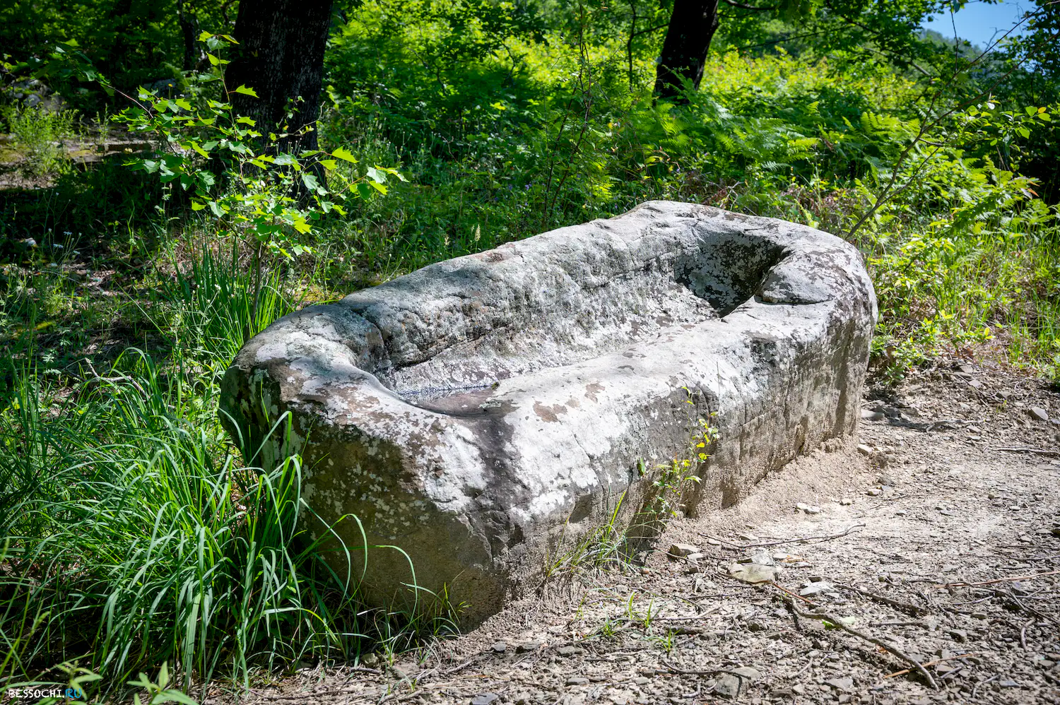 Корытообразный дольмен