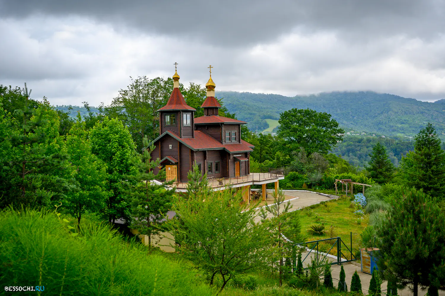 Каштаны храм