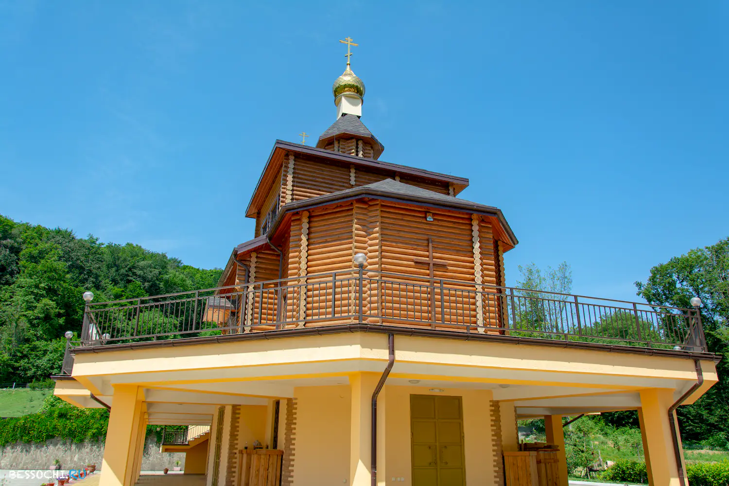 Каштаны храм