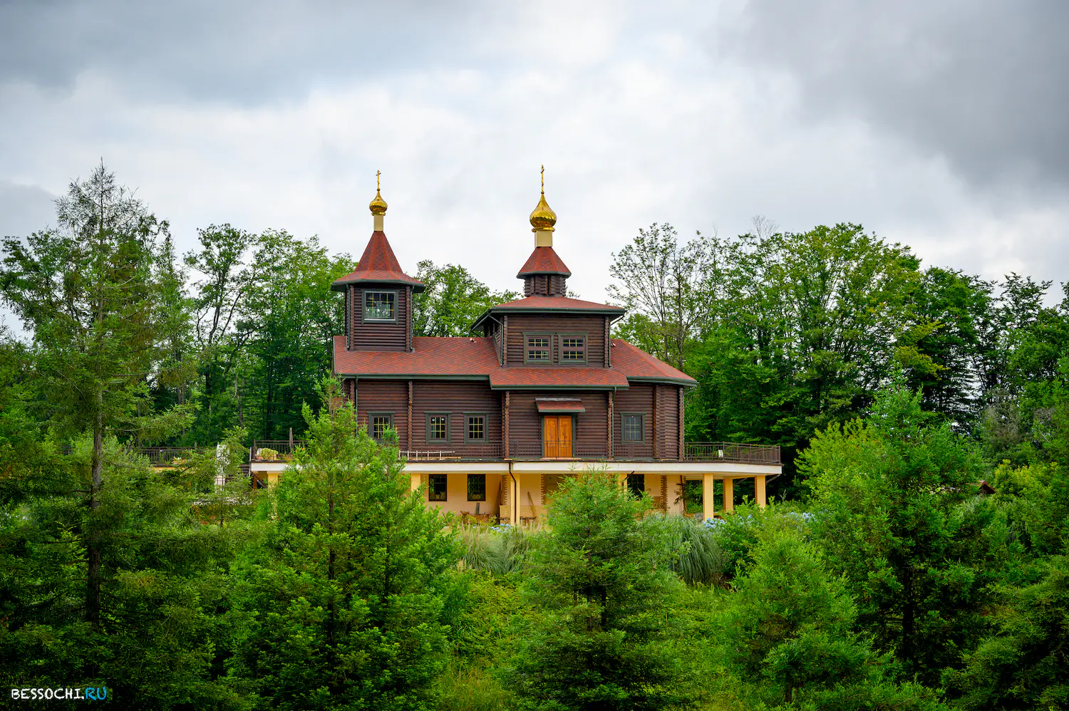 Каштаны храм