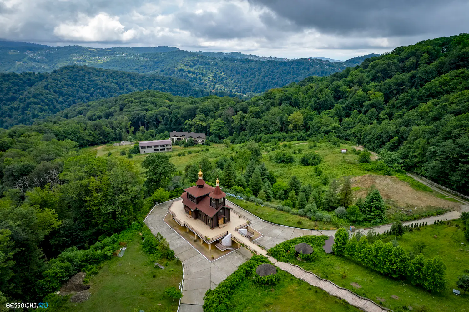 Каштаны храм