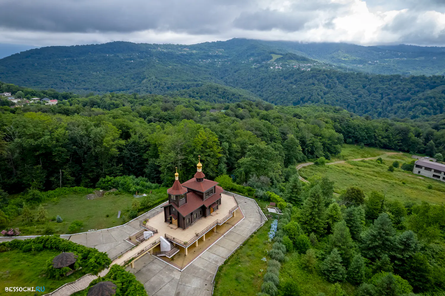 Каштаны храм