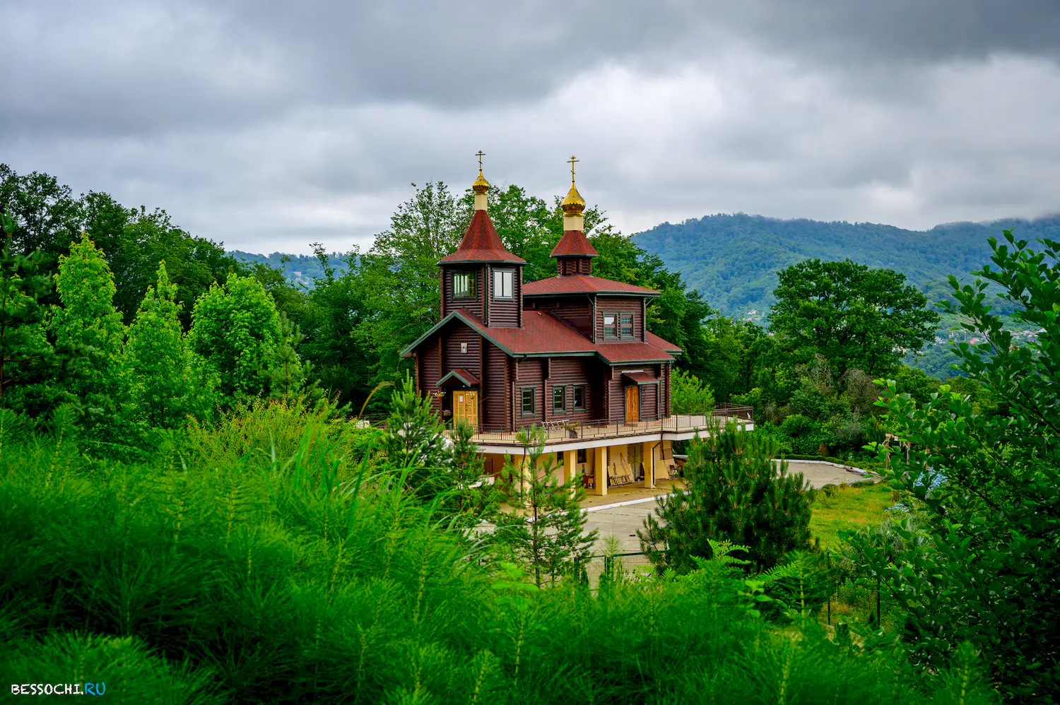 Каштаны храм