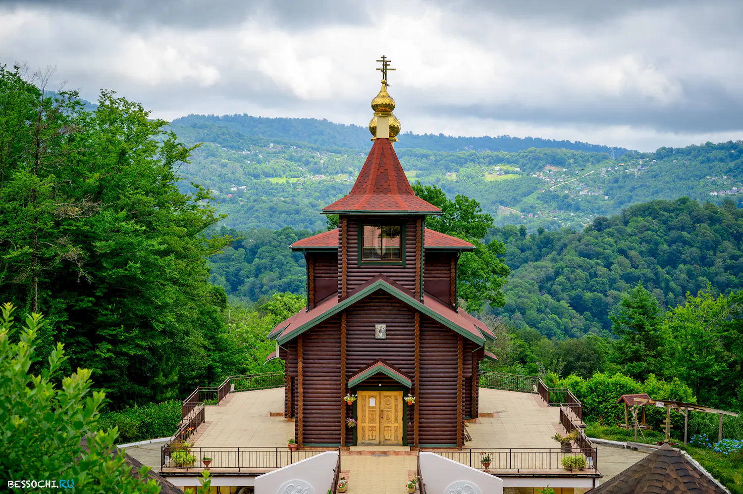 Каштаны храм