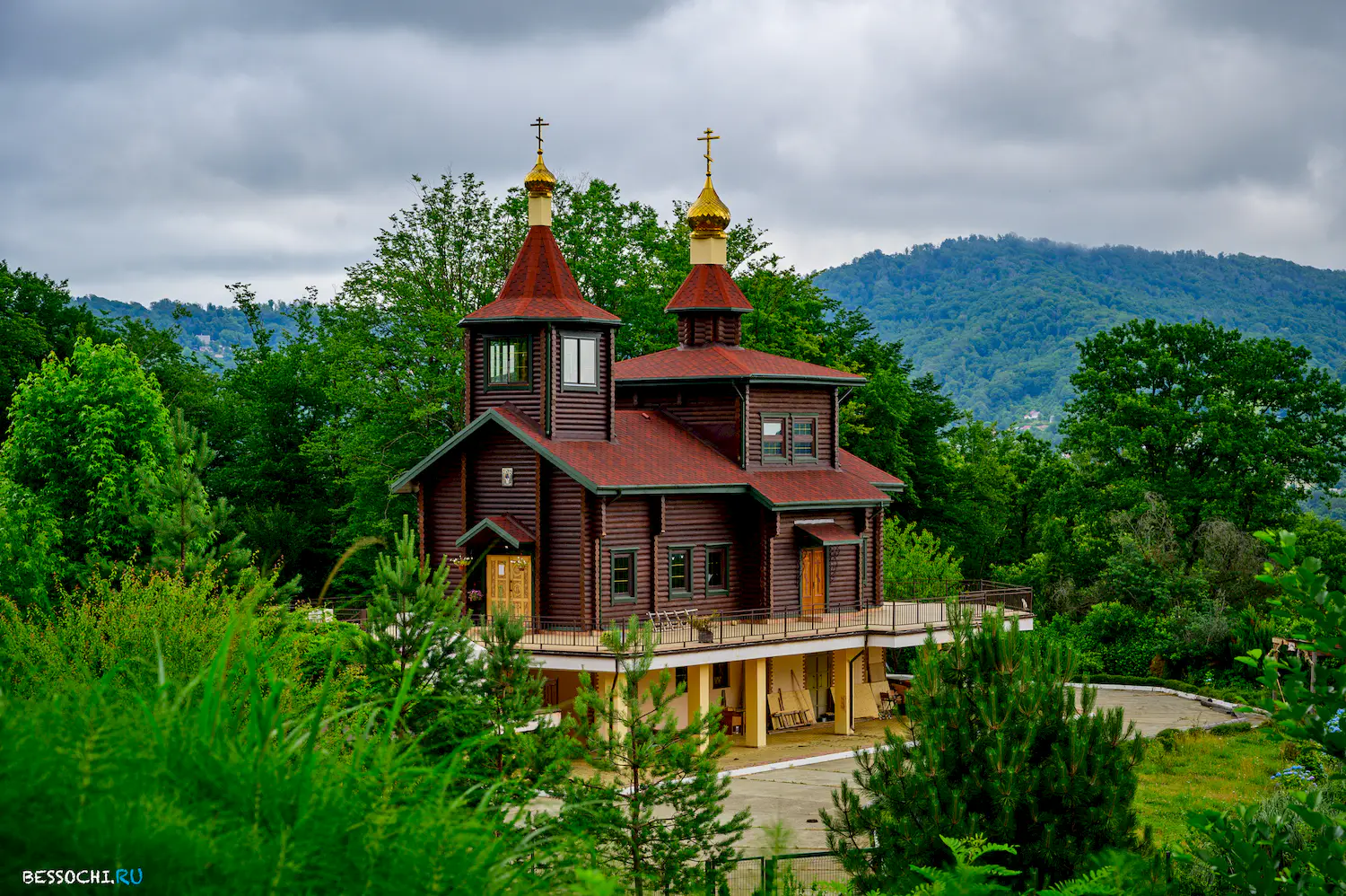 Каштаны храм