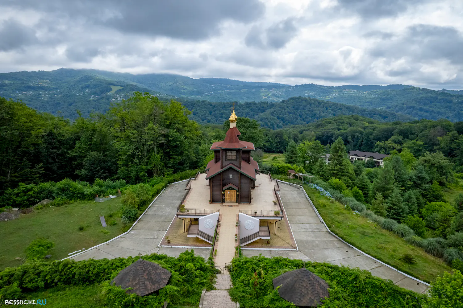 Каштаны храм