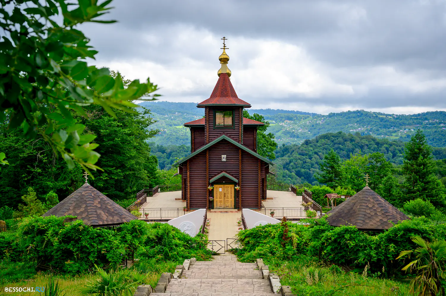 Каштаны храм