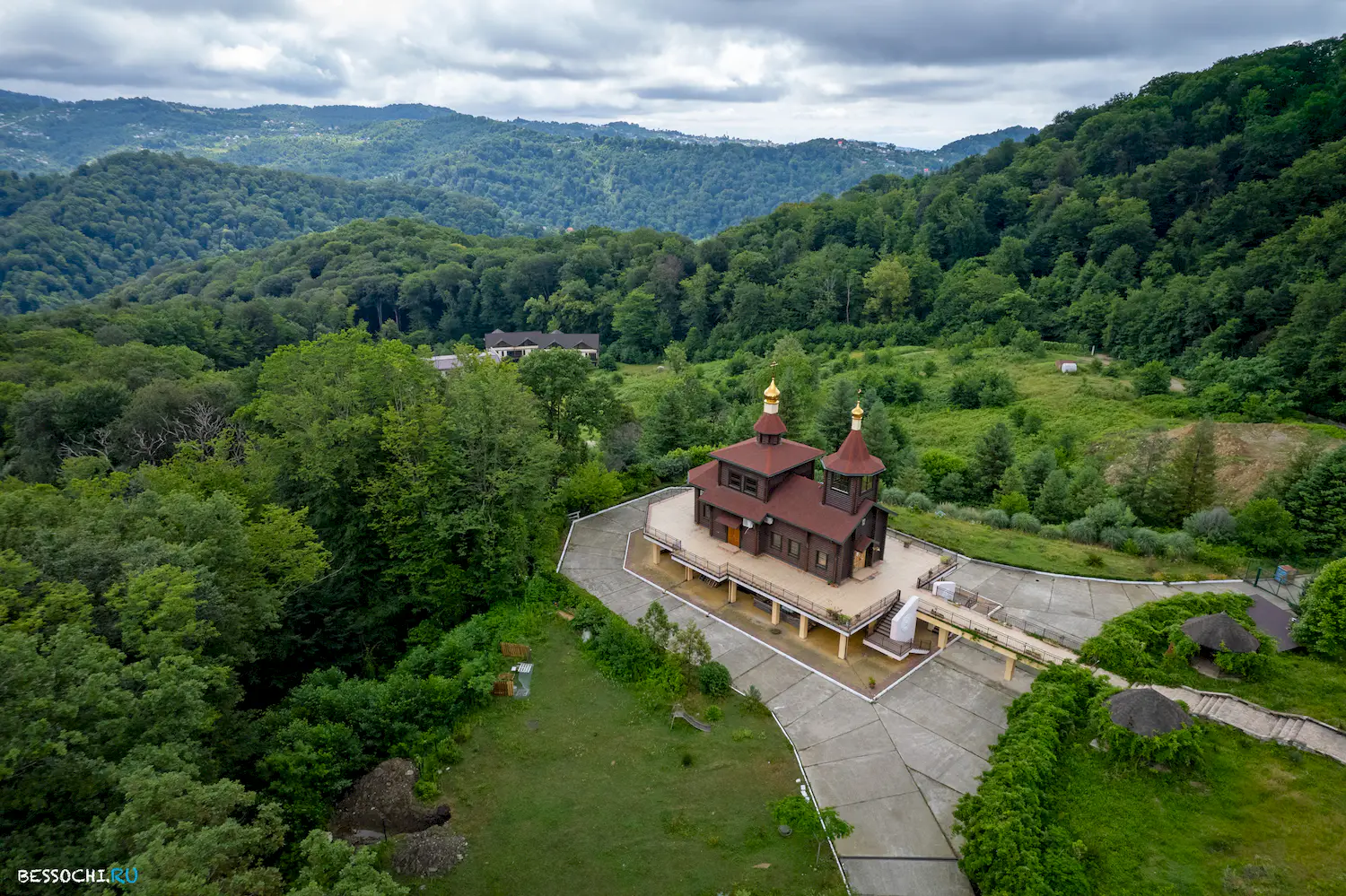 Каштаны храм