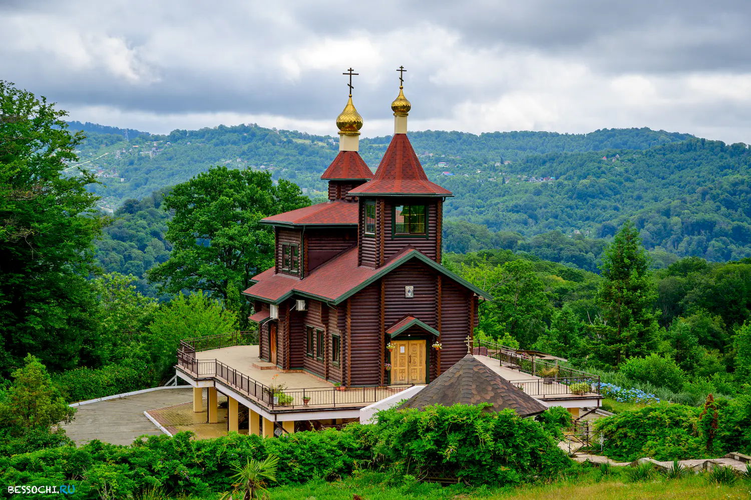 Каштаны храм