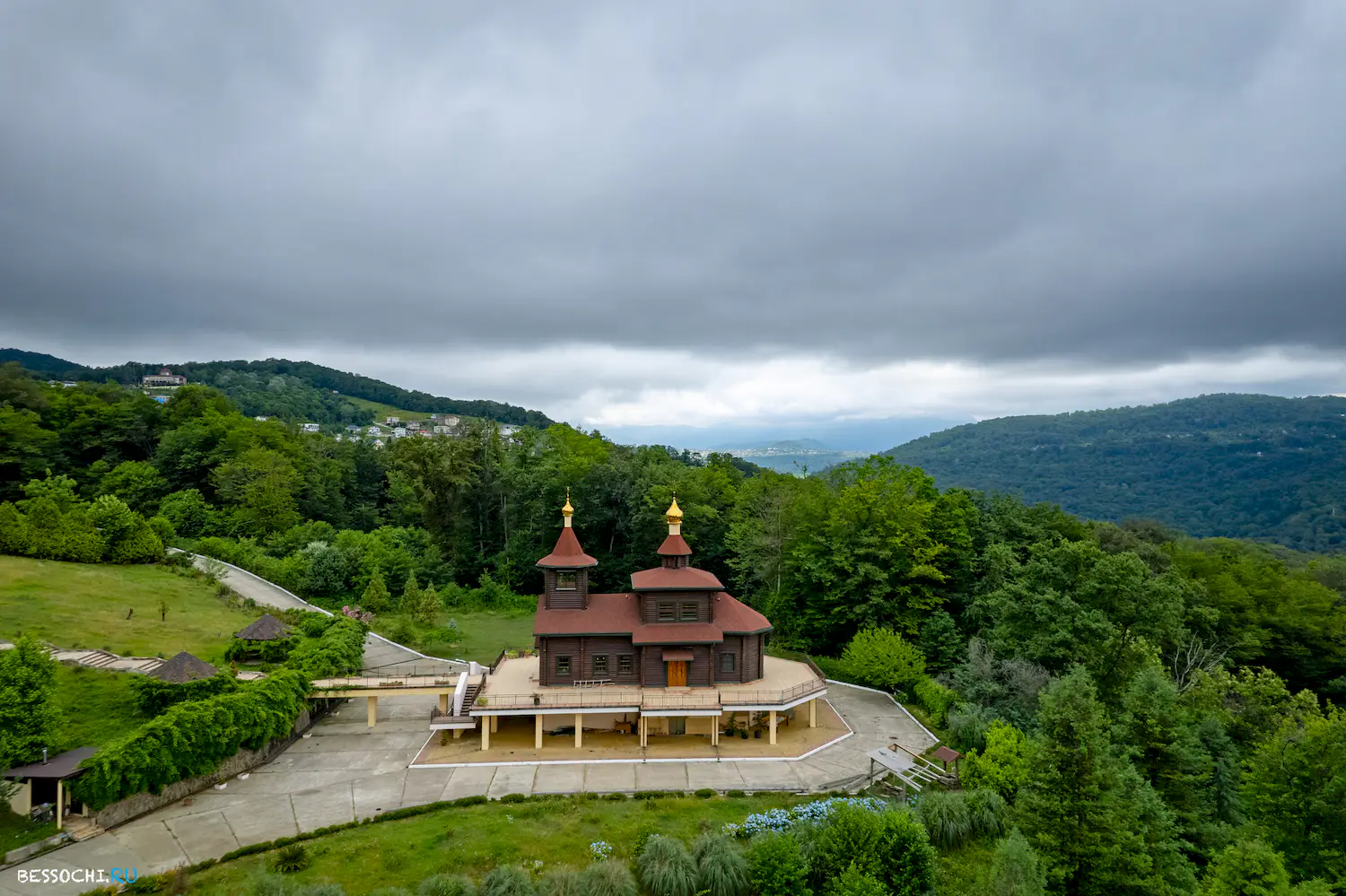 Каштаны храм