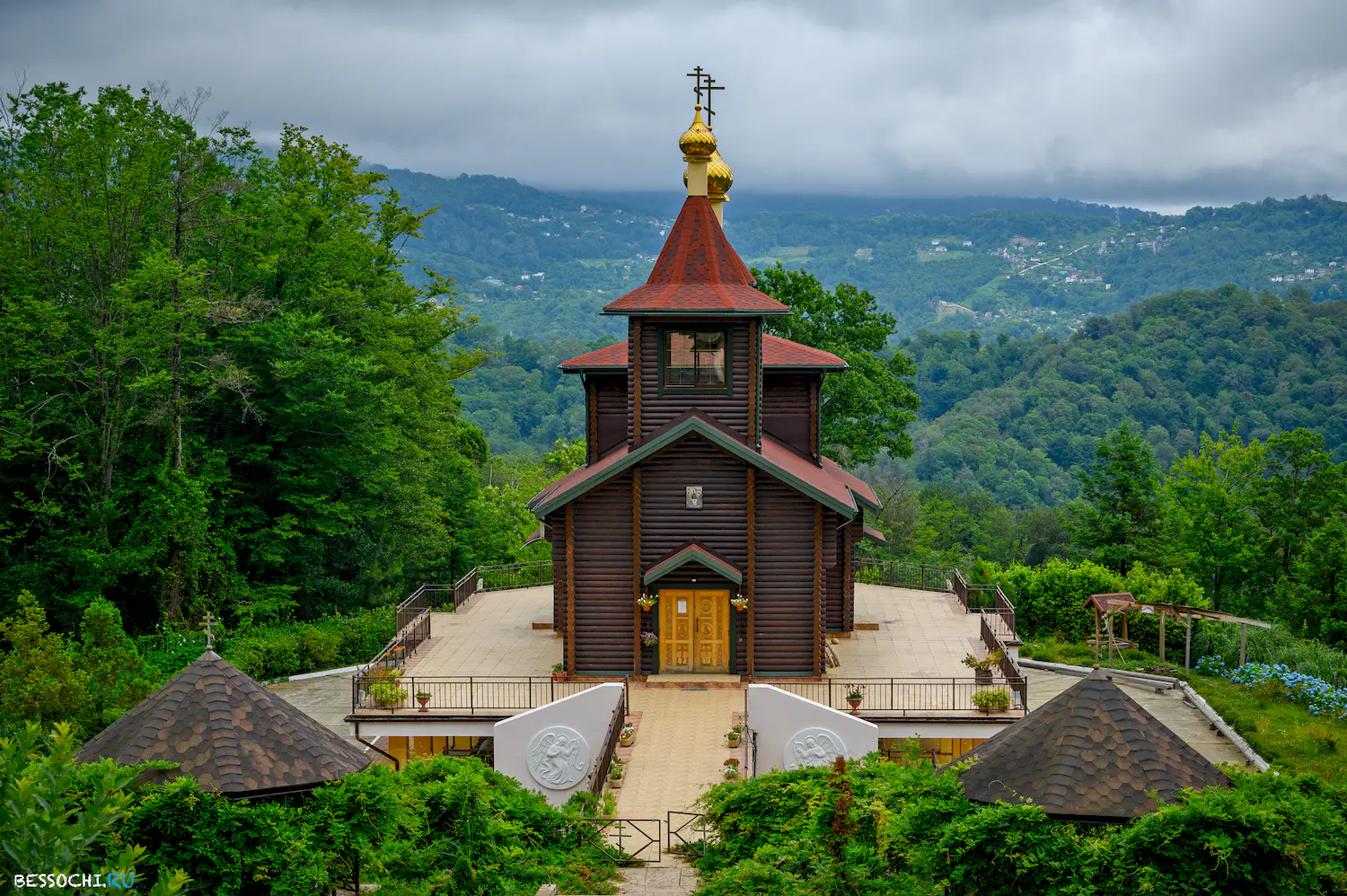 Каштаны храм