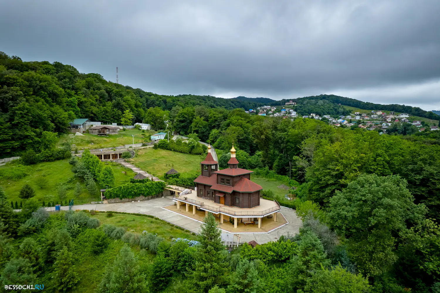 Каштаны храм