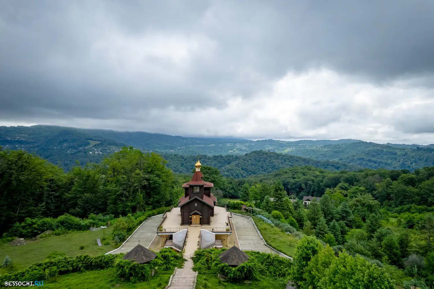 Каштаны храм